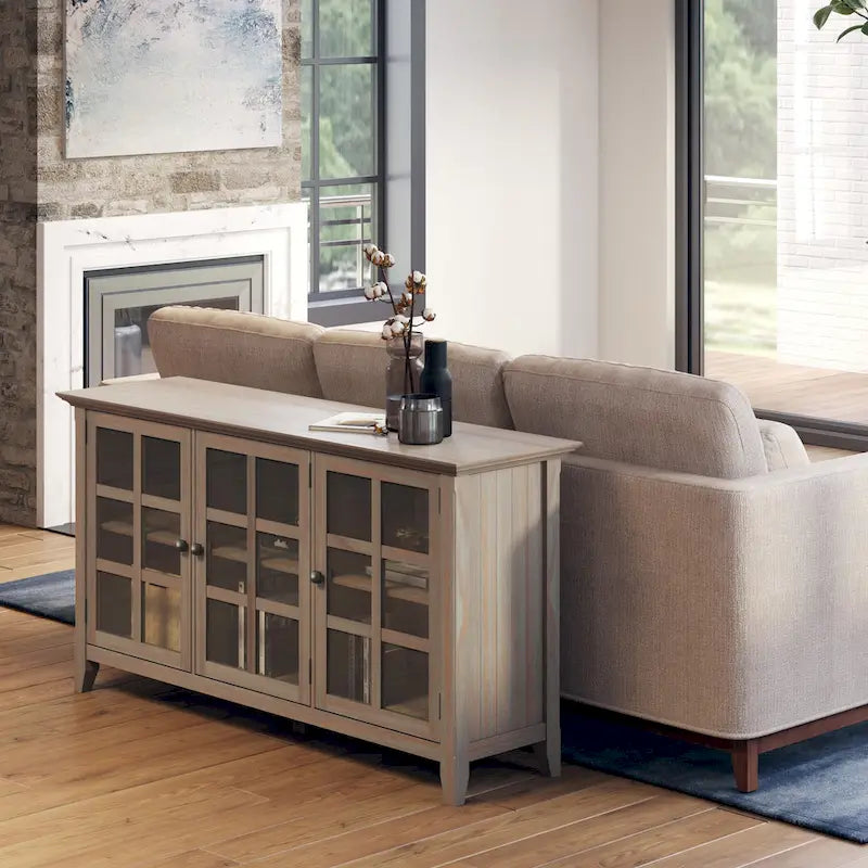 Meuble de rangement de style transitionnel en bois massif avec portes vitrées de 157 cm de large